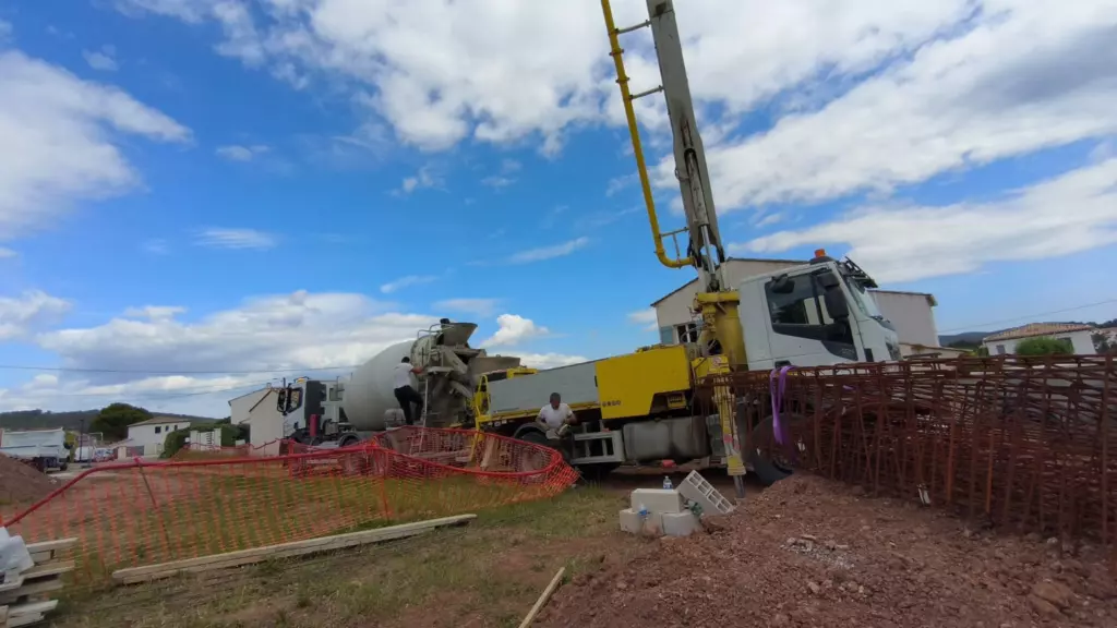 Camion toupie et pompe à béton pour le coulage des fondations