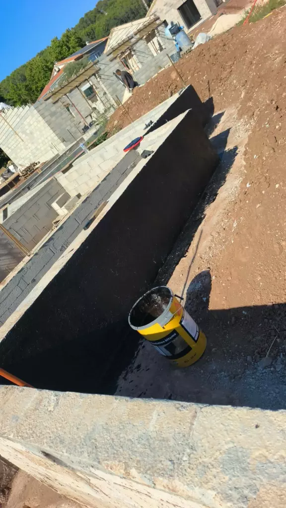 Enduit bitumineux sur un mur de soubassement enterré
