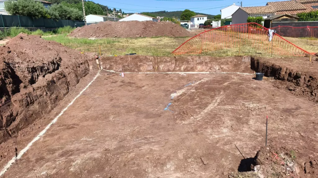 Fouilles des fondations tracées sur le terrain d'une maison neuve