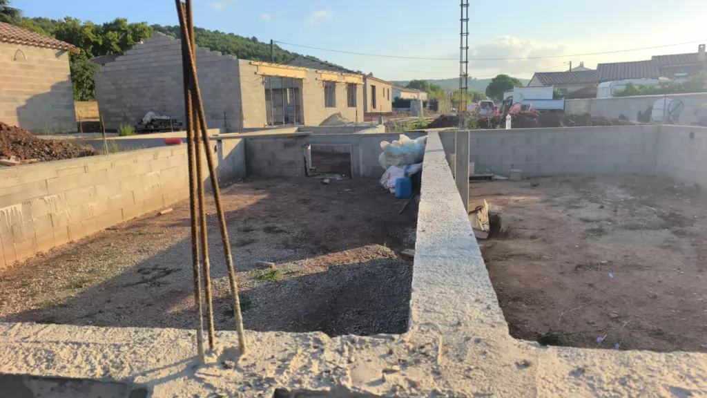 Murs de soubassement en parpaings avec aciers en attente