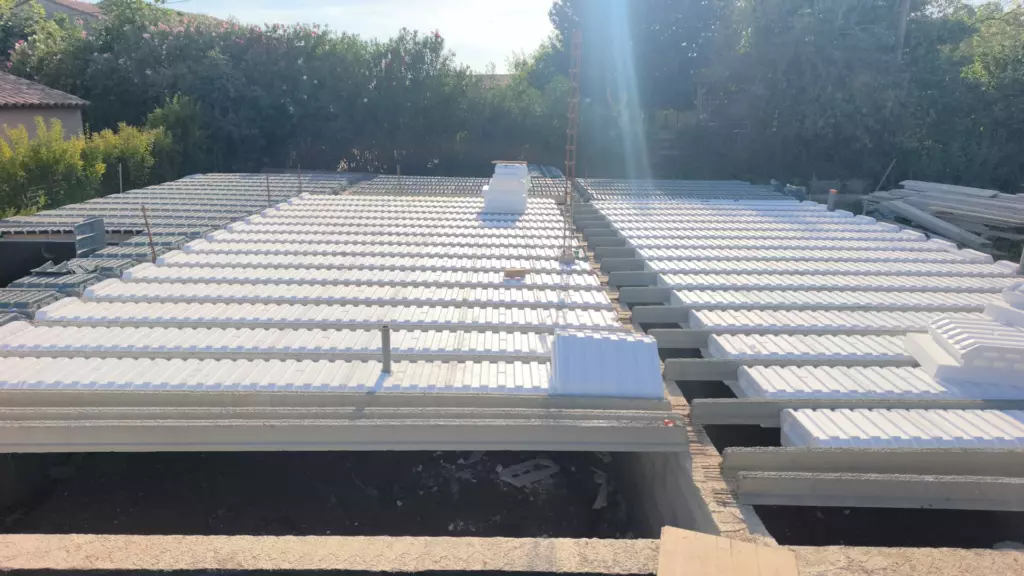 Plancher en poutrelles et hourdis posé sur le soubassement