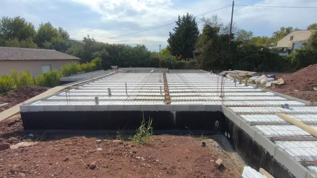 Plancher en poutrelles et hourdis sur soubassement enduit de bitume