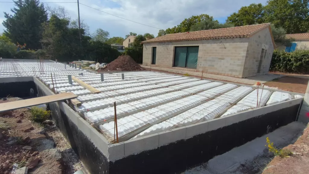 Plancher poutrelles-hourdis en bordure du terrain en pente