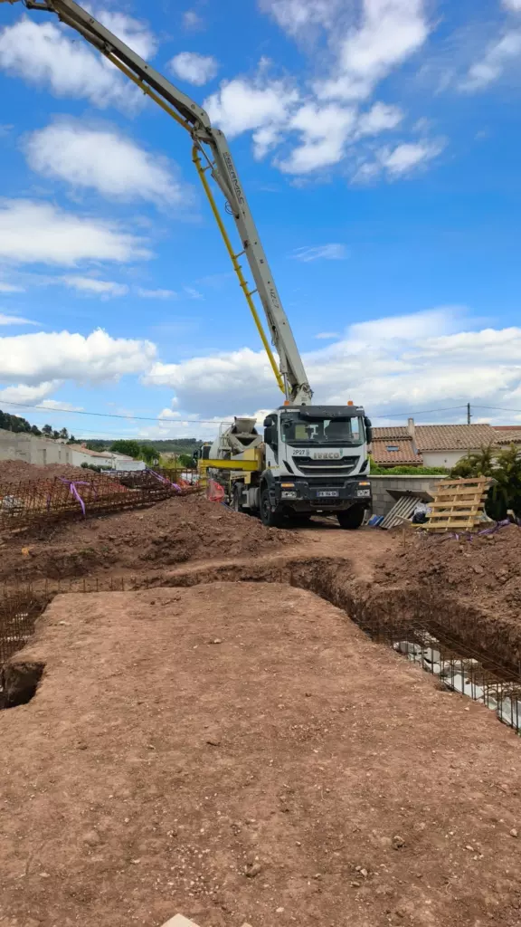Pompe à béton au-dessus des fouilles ferraillées