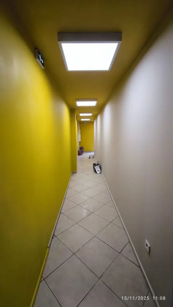 Couloir mur jaune