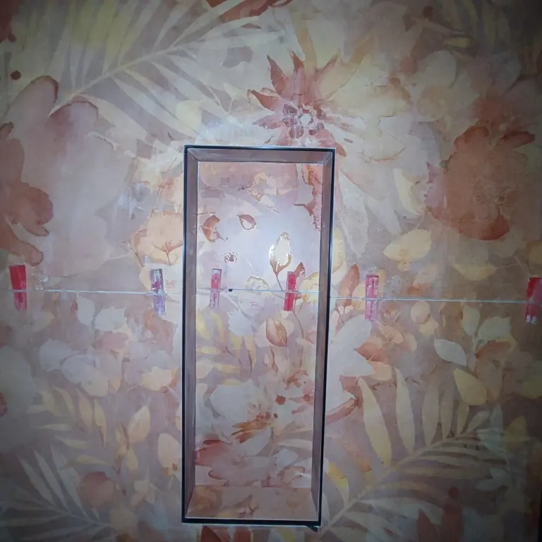 Faïence à grands motifs floraux autour d’une niche, en cours de pose