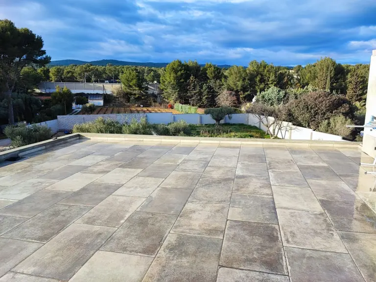 Terrasse en dalles grand format avec vue sur les collines du Var
